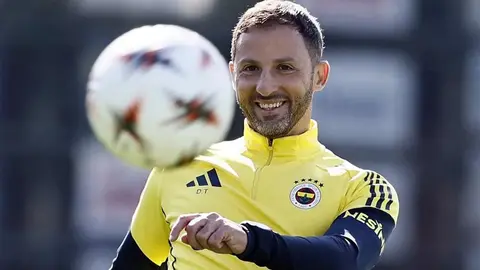 Fenerbahçe idmanında teknik heyet ve yönetim temsilcileri