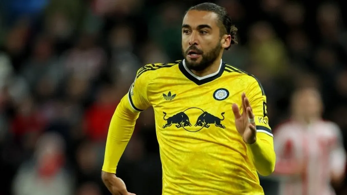 Dominic Calvert‑Lewin Leeds formasıyla top sürüyor