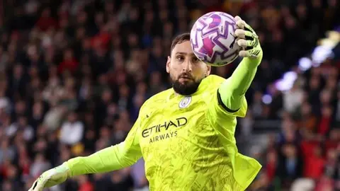 Enzo Mareska mətbuat konfransında, Canlucci Donnarumma isə qapıda