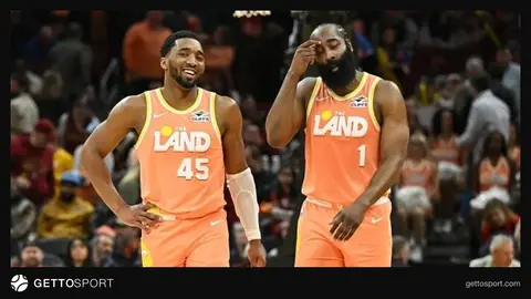 Donovan Mitchell basın mensuplarına konuşurken, Cleveland Cavaliers formasıyla