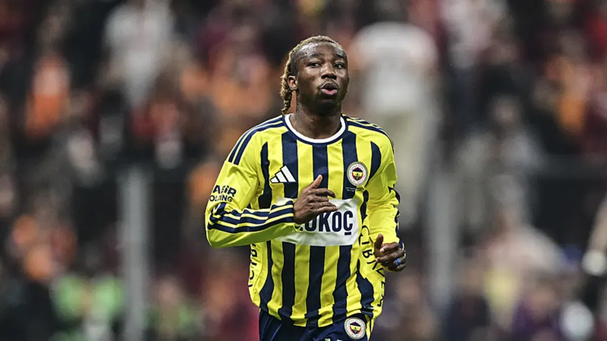 Fenerbahçe formasıyla Dorgeles Nene saha kenarında yürürken