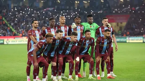 Futbol hakemi penaltı noktası ve dört büyük takım logoları
