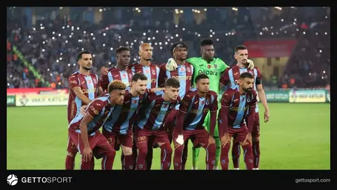 Futbol hakemi penaltı noktası ve dört büyük takım logoları