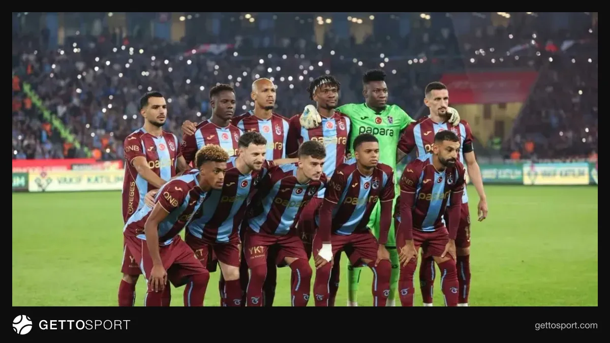 Futbol hakemi penaltı noktası ve dört büyük takım logoları