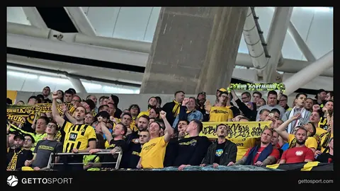 Dortmund azarkeşləri sarı‑qara pankartla Bakı Olimpiya Stadionunda