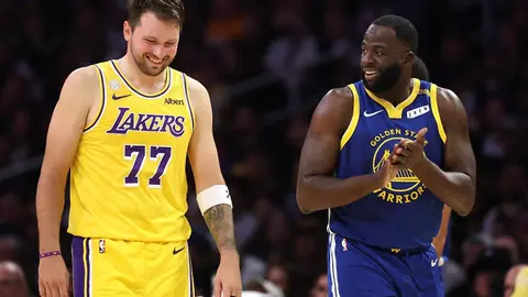Draymond Green mikrofon qarşısında danışır, Warriors forması