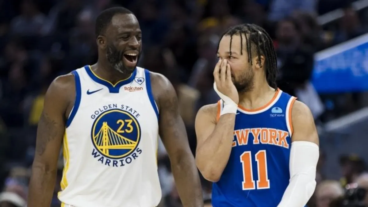 Draymond Green mikrofon önünde podcast kaydederken
