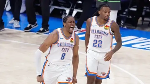 Draymond Green podcastte konuşurken, Thunder forması giyen Jalen Williams ve Cason Wallace'ın saha içi görüntüleri