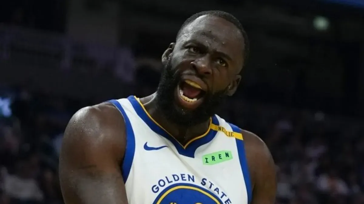 Draymond Green maç sırasında düşünceli halde takım formasını giymiş