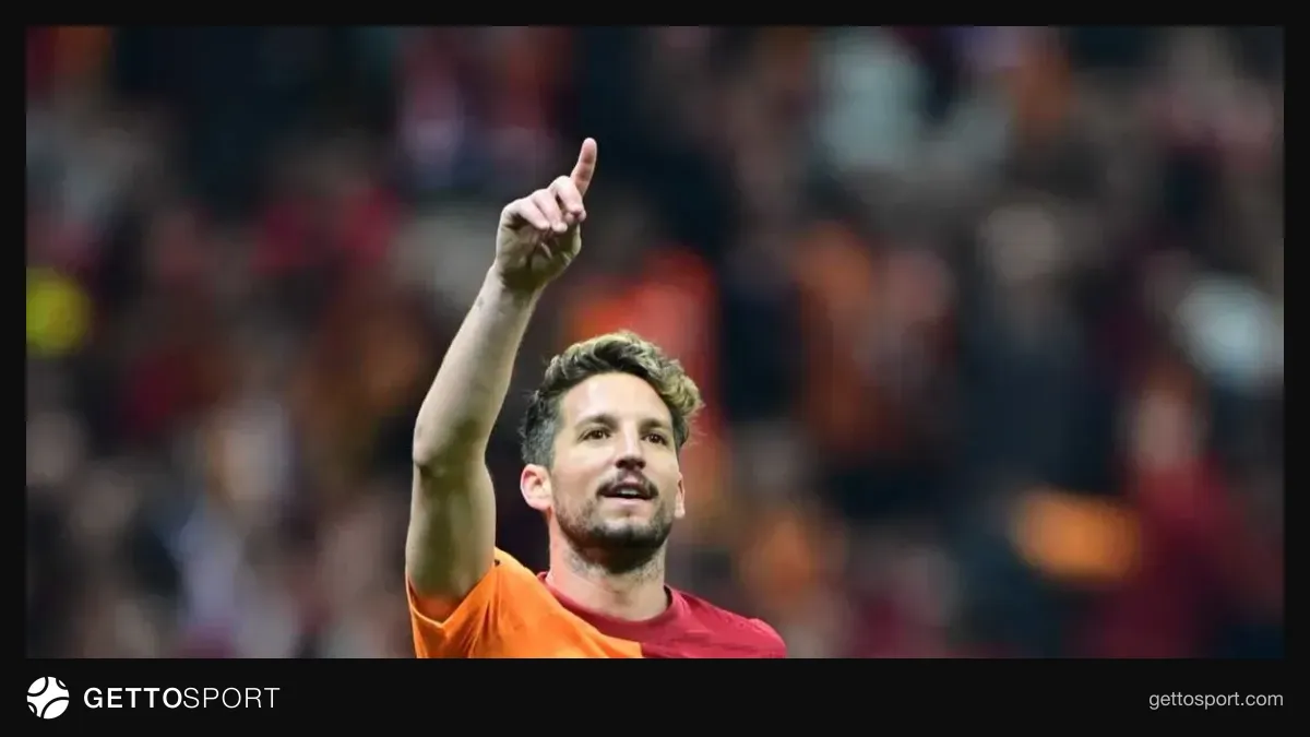 Dries Mertens Galatasaray formasıyla soyunma odasında veya kulüp yetkilileriyle görüşürken