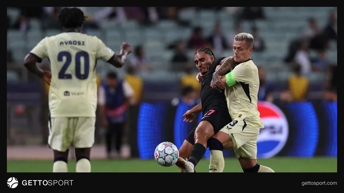 Du Keyros mikrofon qarşısında klub forması ilə stadion fonunda