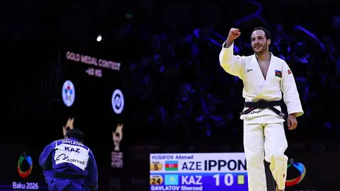 Cüdoçi medal alarkən bayramı qeyd edən kütlə və Azərbaycan idmançıları ilə bağlı görüntü