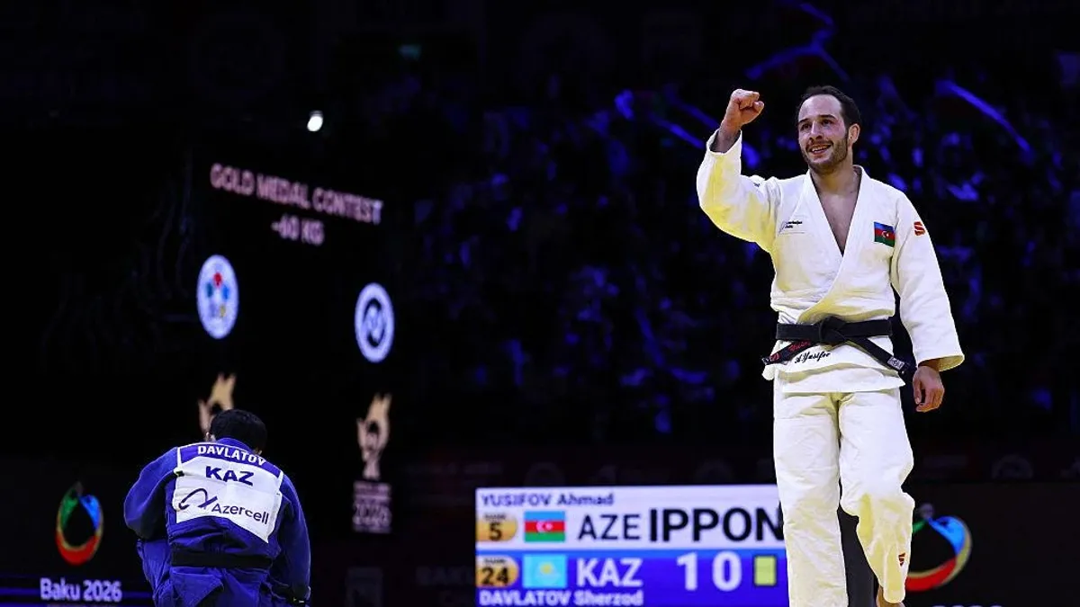 Cüdoçi medal alarkən bayramı qeyd edən kütlə və Azərbaycan idmançıları ilə bağlı görüntü