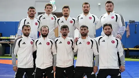 Astana'da mindere çıkan güreşçi Türkiye forması