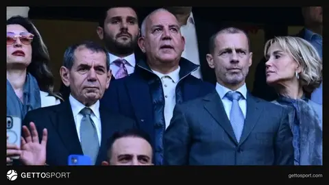 Dursun Özbek kürsüde konuşuyor, arka planda Galatasaray logosu