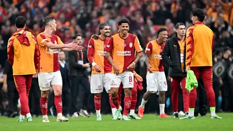 Dursun Özbek soyunma odasında konuşurken veya stadyum kenarında görüntü