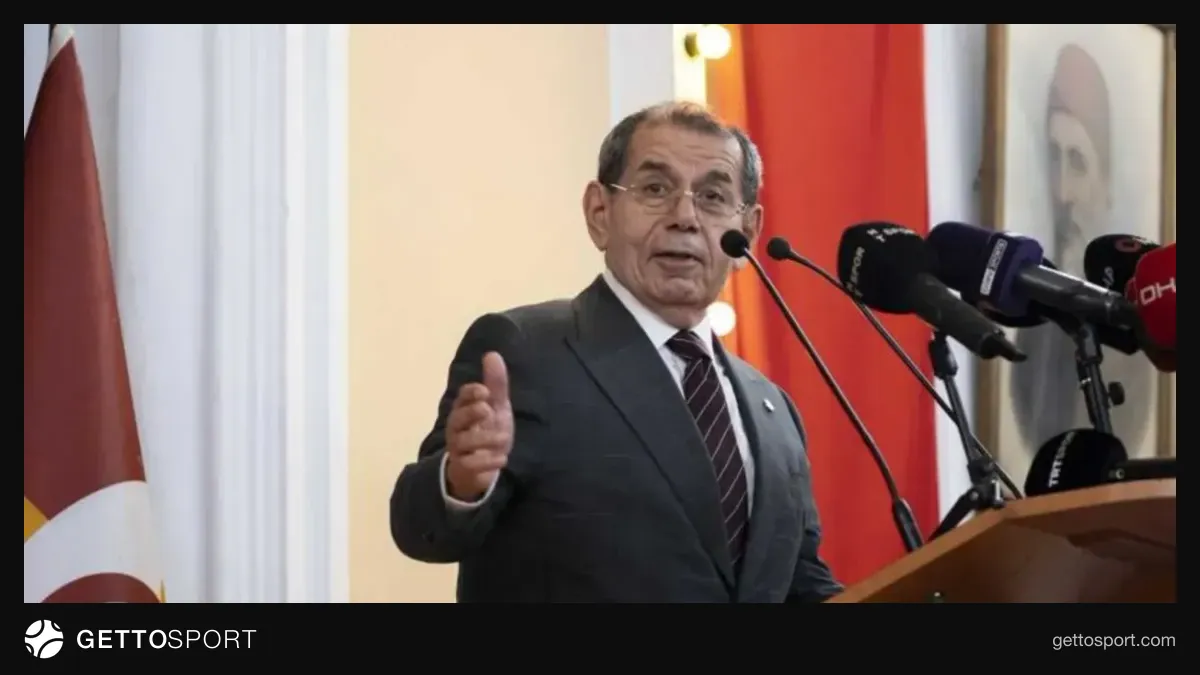 Dursun Özbek divan kurulu toplantısında konuşurken