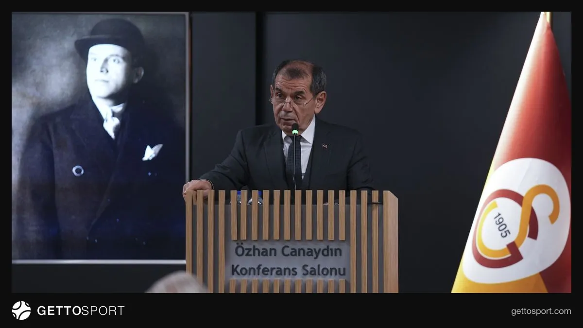 Dursun Özbek divan kurulu toplantısında konuşurken