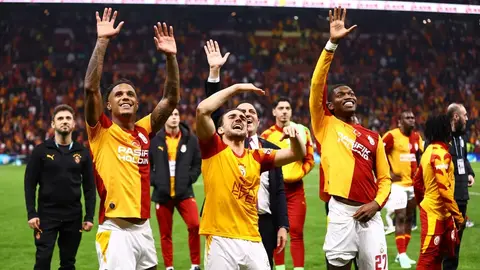 Dursun Özbek soyunma odasında futbolcuları kutlarken