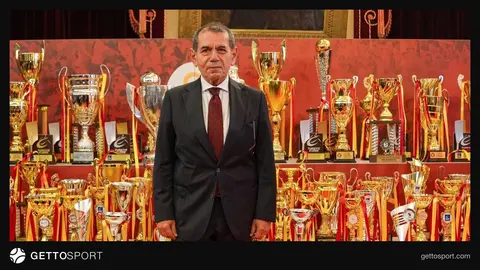 Galatasaray Başkanı Dursun Özbek kürsüde konuşma yaparken