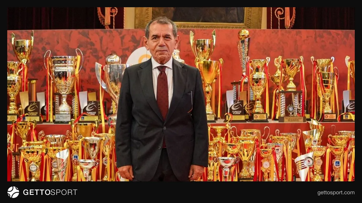 Galatasaray Başkanı Dursun Özbek kürsüde konuşma yaparken