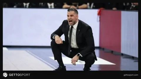 Dusan Alimpijevic basın toplantısında konuşuyor
