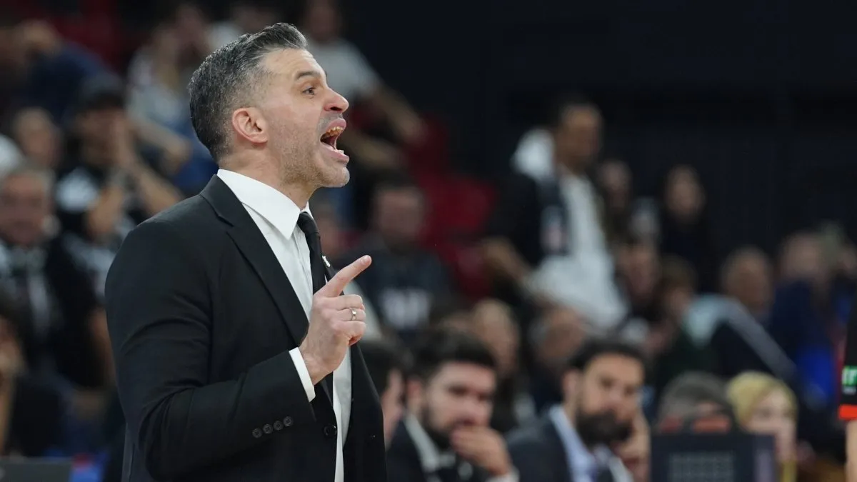 Dusan Alimpijevic maç sonrası basın toplantısında konuşurken