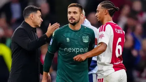 Dusan Tadić maç öncesi veya maç sırasında tribünlere bakarken