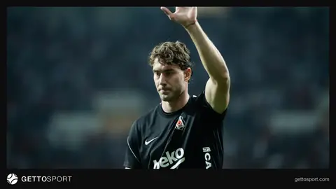 Beşiktaş formasıyla saha kenarında oturan Dusan Vlahovic