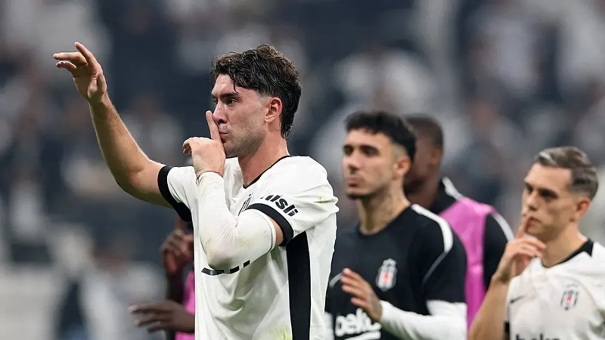 Dusan Vlahovic maçta takım şortu ile ısınırken