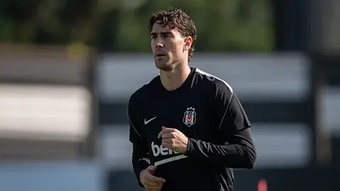 Dusan Vlahovic siyah-beyaz formayla maç öncesi konuşuyor