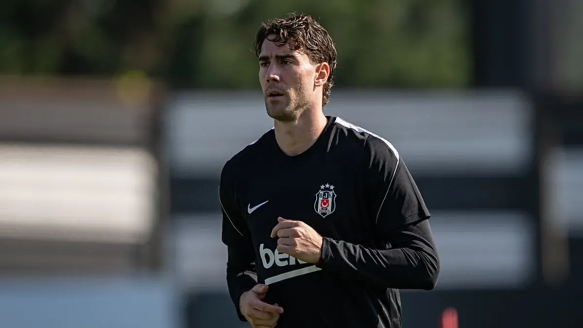 Dusan Vlahovic siyah-beyaz formayla maç öncesi konuşuyor
