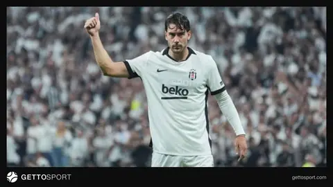 Dusan Vlahovic telefonuyla Instagram paylaşımı yaparken veya Beşiktaş formasıyla kolaj görsel