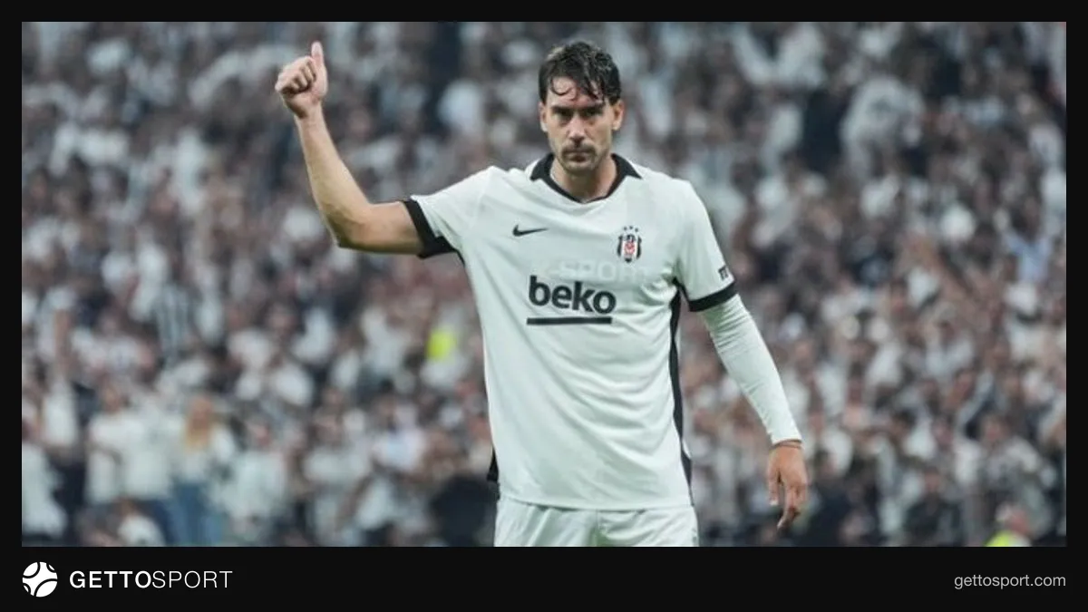 Dusan Vlahovic telefonuyla Instagram paylaşımı yaparken veya Beşiktaş formasıyla kolaj görsel