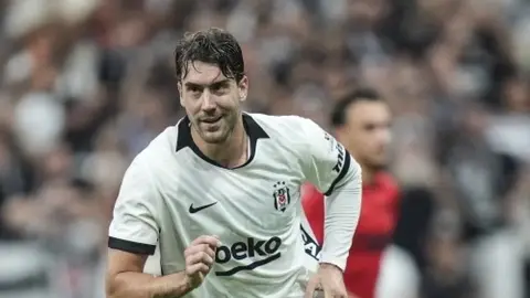 Dusan Vlahovic Beşiktaş formasıyla sevinç yaşarken penaltı golü sonrası