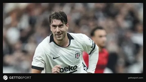 Dusan Vlahovic Beşiktaş formasıyla sevinç yaşarken penaltı golü sonrası