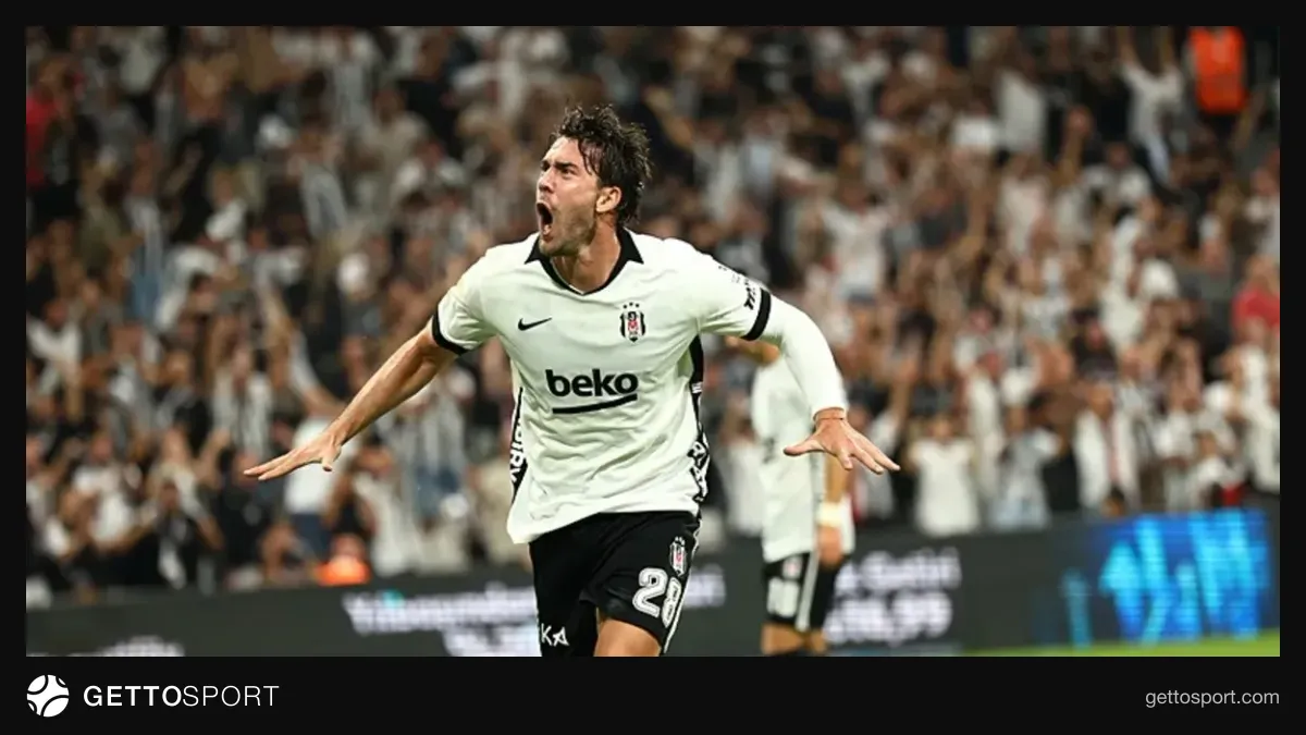 Dusan Vlahovic siyah-beyaz formayla gol sevincinde antrenman görüntüsü