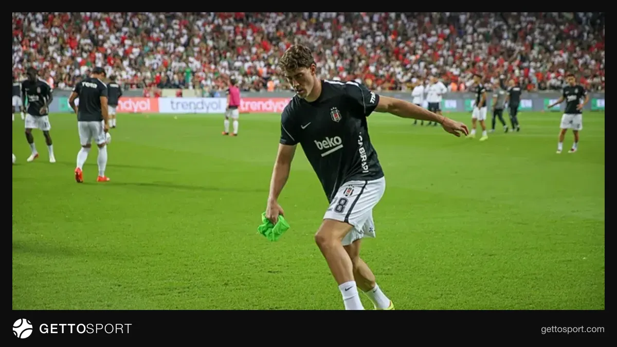 Dusan Vlahovic siyah-beyaz formayla topa müdahale ederken