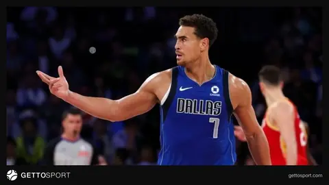 Dwight Powell Dallas Mavericks formasıyla sayı atarken