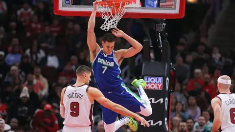 Fenerbahçe formasıyla Dwight Powell hayalî montajı veya Powell top sürerken görüntüsü