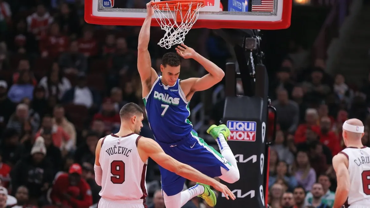 Fenerbahçe formasıyla Dwight Powell hayalî montajı veya Powell top sürerken görüntüsü