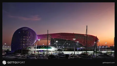 Yas Marina trasında yarış przygotıqları və Paddock Club zonası işləri
