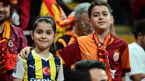 Tribünde Fenerbahçe formasıyla maç izleyen küçük kız ve babası
