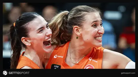 Eczacıbaşı Peron İstanbul oyuncuları maçta sevinç yaşarken