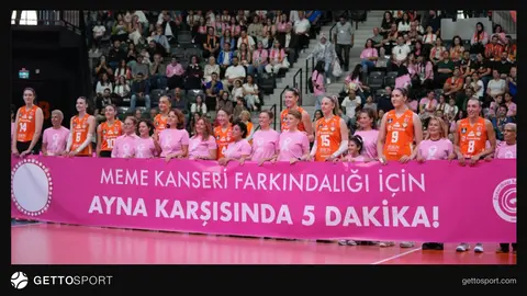 Eczacıbaşı oyuncuları ve survivorlar pembe tribün önünde sahaya çıkarken