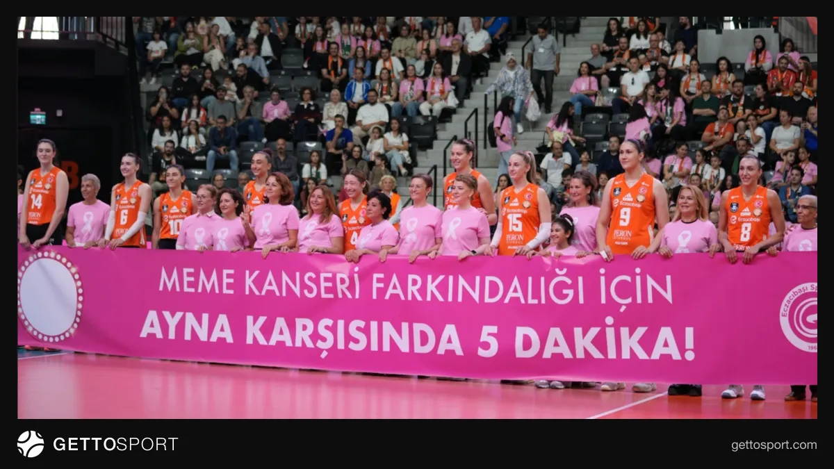 Eczacıbaşı oyuncuları ve survivorlar pembe tribün önünde sahaya çıkarken