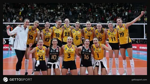 Eczacıbaşı Peron İstanbul ile VakıfBank voleybol takımları maç sırasında