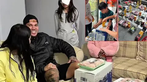 Ederson eşi ve çocuklarıyla yardım kolilerini teslim ederken