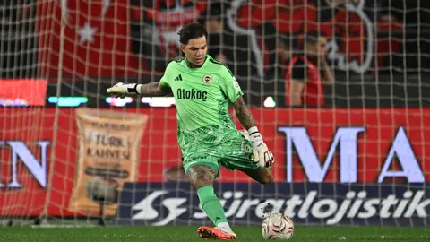 Fenerbahçe kalecisi Ederson topu uzaklaştırırken