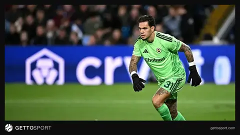 Fenerbahçe kalecisi Ederson maçta kalesinde topa uzanırken